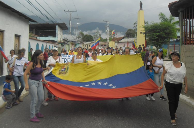 Marcha de mujeres en Betijoque apoyando la ayuda humanitaria