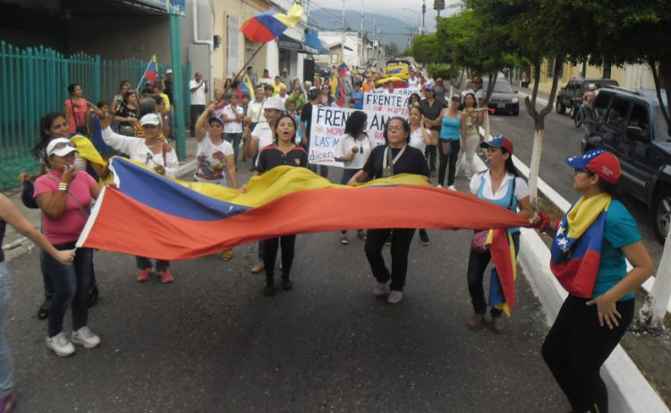 Marcha de mujeres en Betijoque apoyando la ayuda humanitaria