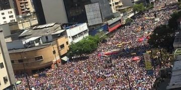 Juan Guaidó, en marcha de la Juventud: hoy la guerra es contra el hambre