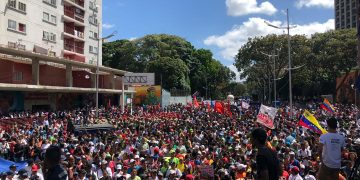 Jóvenes oficialistas marcharon contra la intervención y bloqueo de EEUU