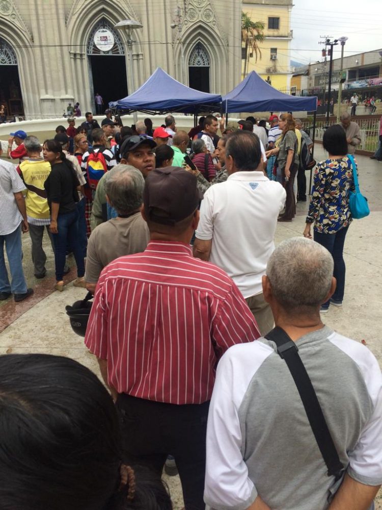 “Chavistas y opositores están firmando por la paz”. Gráfica: cortesía