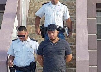 Ex policía de Trujillo fue preso en Aruba por golpear a su pareja