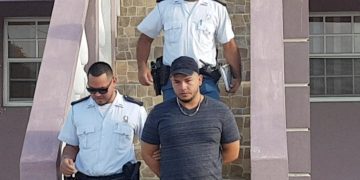 Ex policía de Trujillo fue preso en Aruba por golpear a su pareja