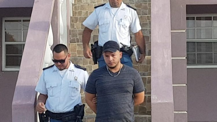 Parga Gómez Elis cuando estaba siendo detenido por la policía en Aruba