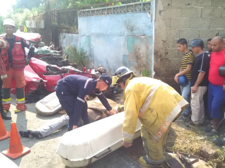 Un muerto y un lesionado en fuerte choque entre vehículos en Sabana de Mendoza