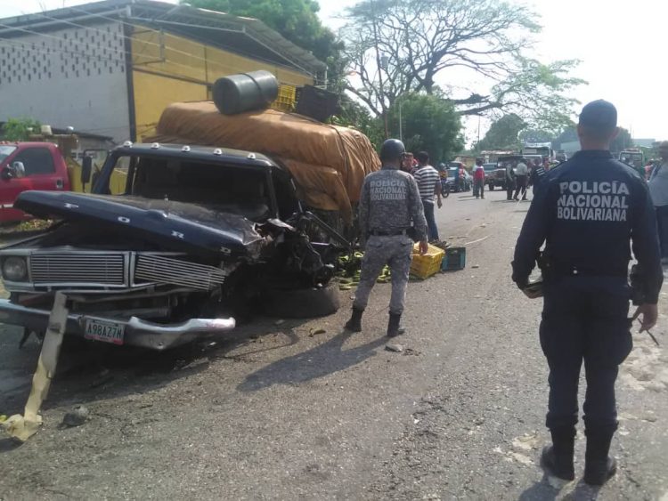 Un muerto y un lesionado en fuerte choque entre vehículos en Sabana de Mendoza