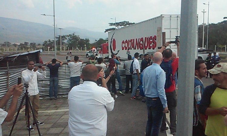 10 camiones trajeron la primera ayuda humanitaria de los Estados Unidos para Venezuela