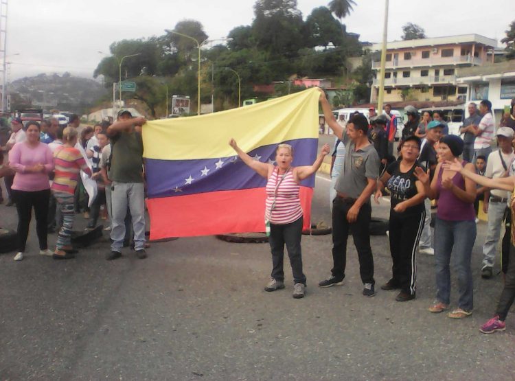 La comunidad obstruyó el paso en la entrada al municipio Valera. Fotos: Edgar León