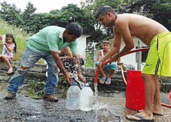 Valera pierde la paciencia ante la falta de agua