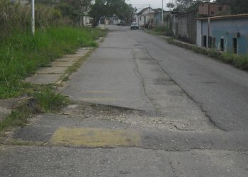 Las calles de la entrada a Isnotú están hechas un colador