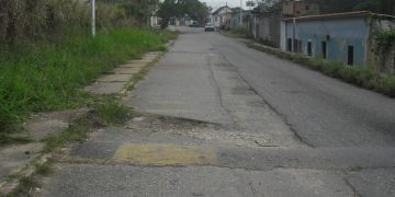 Las calles de la entrada a Isnotú están hechas un colador