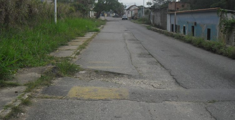Huecos y asfalto irregular a la entrada de Isnotú