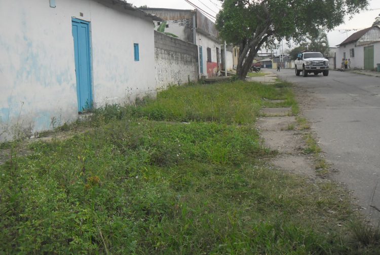 Las calles de la entrada a Isnotú están hechas un colador