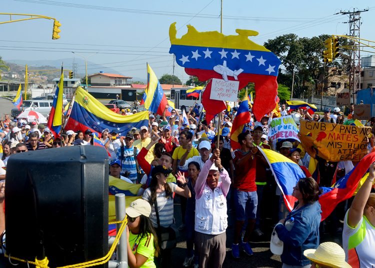 Valera rugió en apoyo al ingreso de la ayuda humanitaria