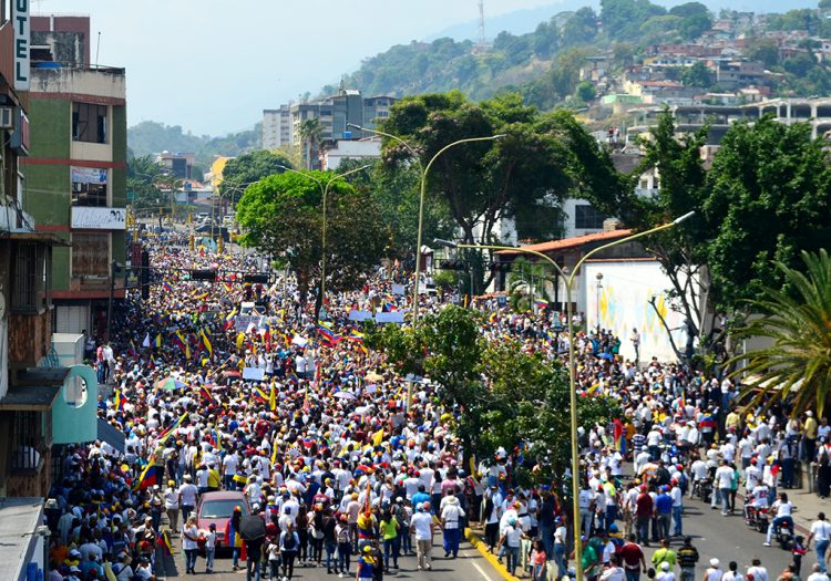 Valera rugió en apoyo al ingreso de la ayuda humanitaria