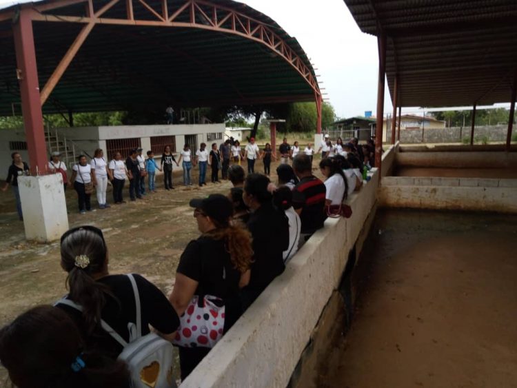 Aspecto de educadores antes de la marcha del silencio en Sabana de Mendoza.