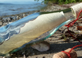 Buscaron a la autora de un mensaje lanzando al mar en una botella hace 17 años y la encontraron