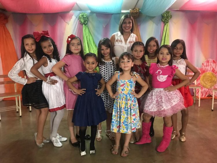 Las pequeñas candidatas junto la presidenta de la Fundación del Niño del municipio Valera, Reina Pérez de Márquez.