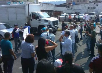 Maestros paralizaron el tráfico para exigir mejoras salariales en Valera