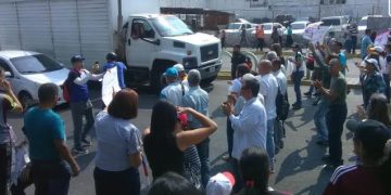 Maestros paralizaron el tráfico para exigir mejoras salariales en Valera