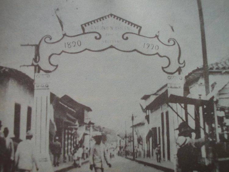 En la gráfica cortesía de Don Luis González se ve la entrada de Valera por la calle 8 Valera de 1920. La celebración se pospuso por un año