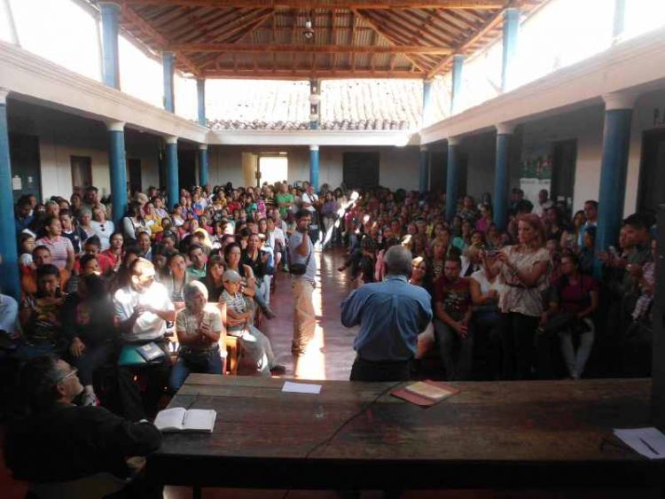 Mientras la autoridad educativa visitaba Boconó, educadores realizaban Asamblea Permanente
