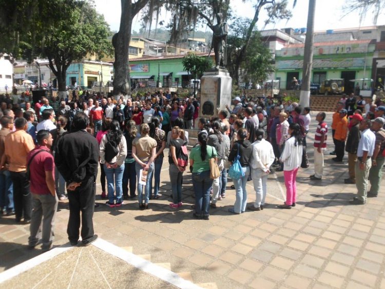 Parte de los asistentes a los actos conmemorativos del 4-F en la plaza Bolívar