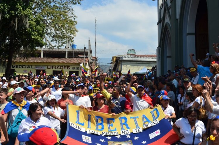 Boconó: también la juventud marchó en defensa de los medios