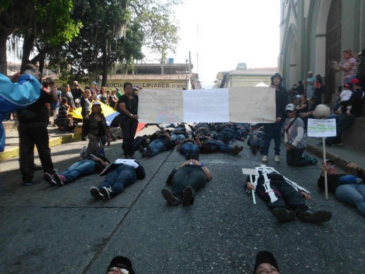 Trabajadores magisteriales protestaron acostados en céntrica calle de Boconó