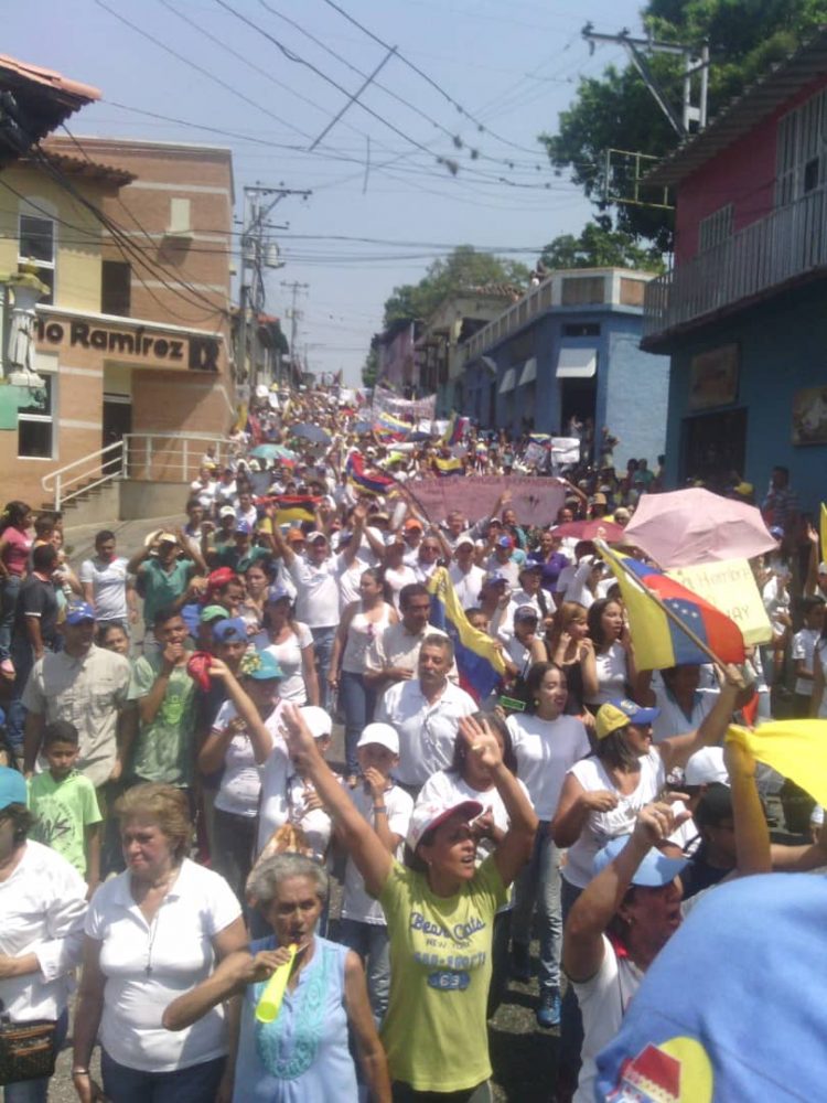 Marea de gente marchó en Trujillo  