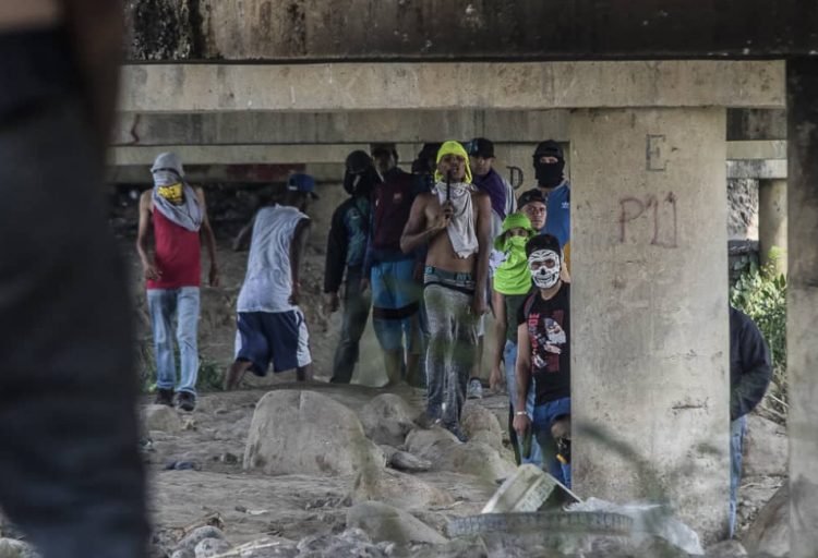 Colectivos armados debajo del puente Internacional Simón Bolívar, del lado de Venezuela. Foto: El Pitazo.