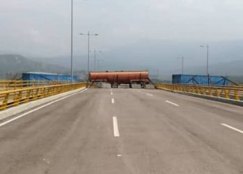 ONG Colombiana pide a Maduro permita paso de ayuda humanitaria por puente de Tienditas