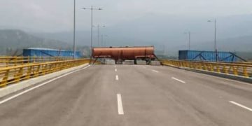 ONG Colombiana pide a Maduro permita paso de ayuda humanitaria por puente de Tienditas
