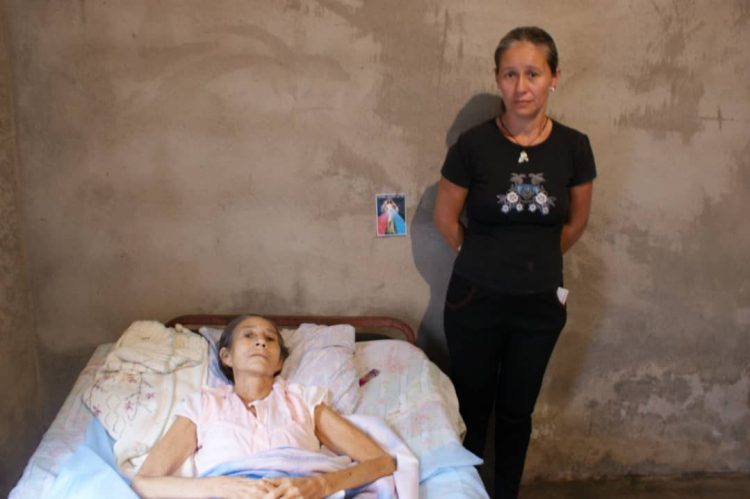 Lina del Carmen Velasco de 61 años de edad, domiciliada en San Juan de Colón, estado Táchira, específicamente en la aldea La San Juana, presenta cáncer de útero en estado IV