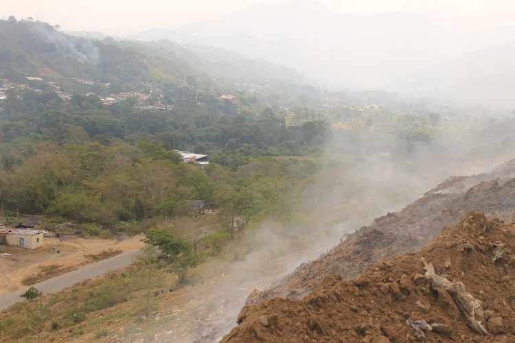 Habitantes de Palo Negro no soportan la contaminación producto del humo