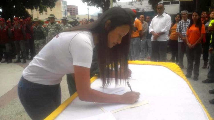 Recolección de firmas contra “la injerencia” en la plaza Bolívar