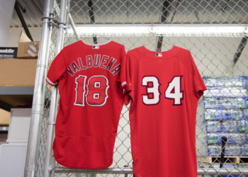 Ángeles exponen la camiseta de Luis Valbuena en su honor