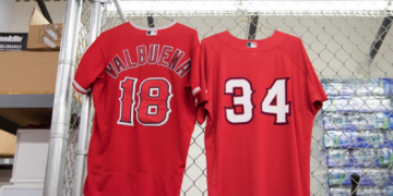 Ángeles exponen la camiseta de Luis Valbuena en su honor