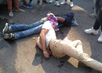 Atrapan a pareja de sujetos por robo a un motorizado en Barrio El Carmen