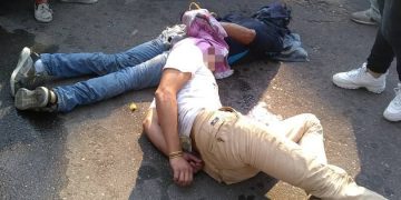 Atrapan a pareja de sujetos por robo a un motorizado en Barrio El Carmen