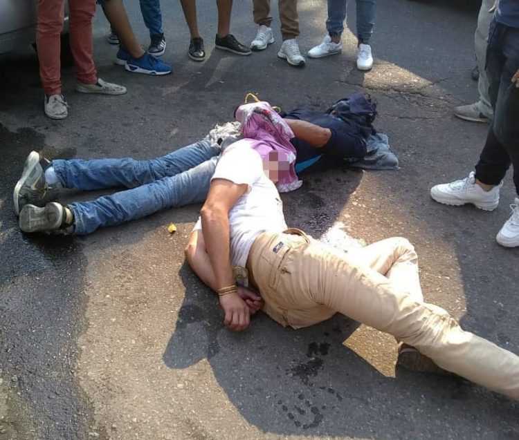 Los dos supuestos asaltantes estaban en el piso, golpeados y amarrados, cuando llegaron los funcionarios de la policía estadal y lograron rescatarlos (Fotos: Prensa Politáchira