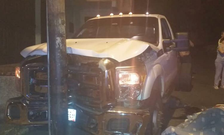 Ante el acoso de los delincuentes Ángel Ignacio Morales Luna, perdió el control de camión y se estrelló contra un poste del alumbrado público