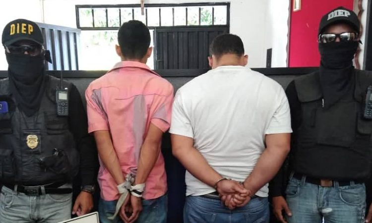 Los dos hombres fueron apresados en Barrancas y colocados a órdenes del Ministerio Publico, por presunto porte ilícito de arma de fuego (Fotos: Prensa  Politáchira)