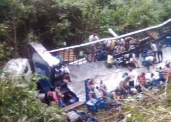 Saquearon una gandola de la Polar que chocó y volcó cerca de Colon