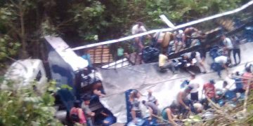 Saquearon una gandola de la Polar que chocó y volcó cerca de Colon