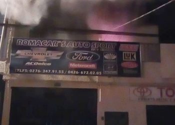 Incendio destruyó venta de repuestos para vehículos en zona de La Concordia