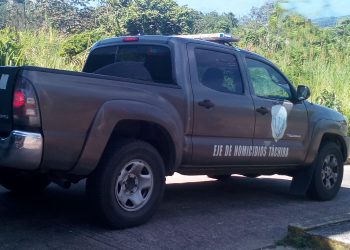 Localizan junto a cadáver de joven cartel donde lo acusan de ladrón