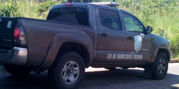 Localizan junto a cadáver de joven cartel donde lo acusan de ladrón