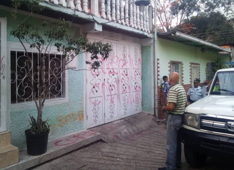 Los hechos ocurrieron en el Barrio Andrés Eloy Blanco, en La Concordia y los motorizados, antes de escapar, dejaron pintas en la fachada de la residencia
