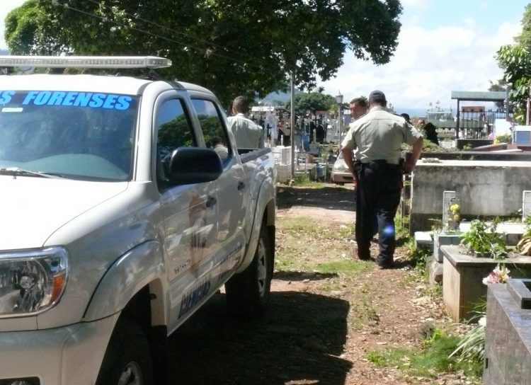 El cadáver, debido a su descomposición, fue trasladado a la morgue del cementerio municipal de San Cristóbal, donde quedó en manos de un equipo de forenses